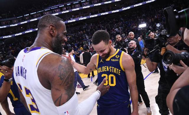 九游-包含杜兰特迎来十二赛季出色发挥，巴塞罗那观众热烈欢呼！全场沸腾不已的词条-九游