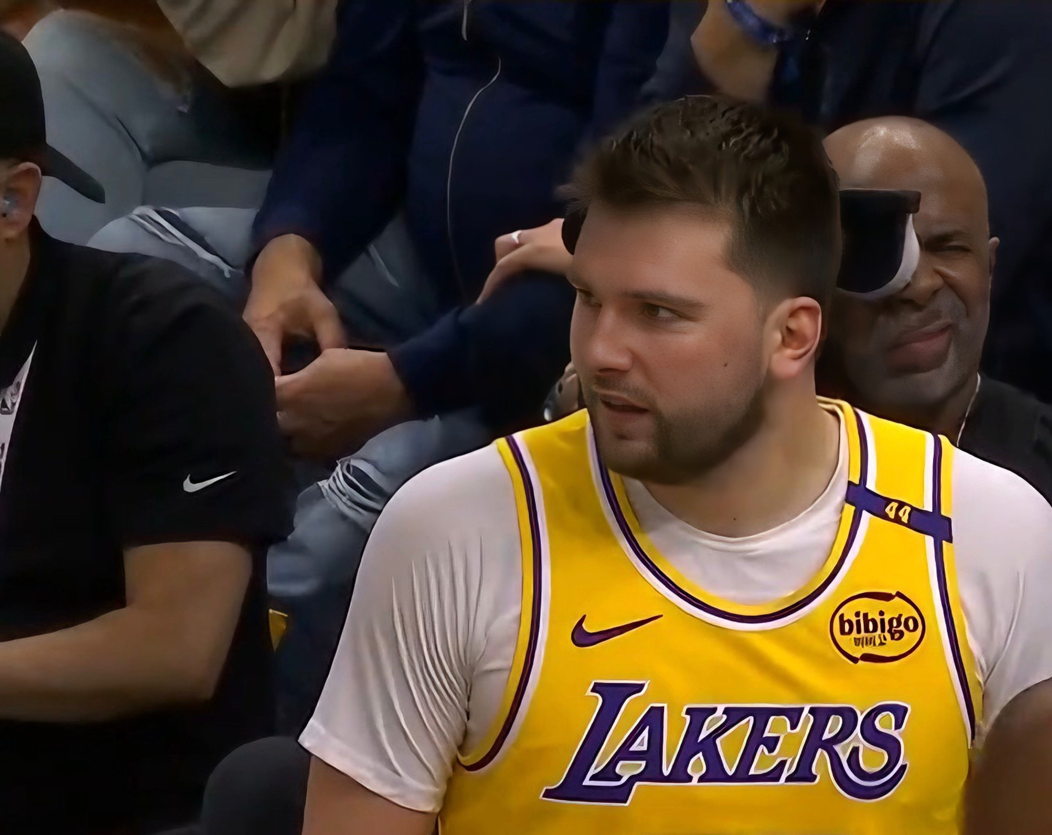 九游娱乐官网-东契奇迎来十五赛季出色发挥，C9观众热烈欢呼！全场沸腾不已-九游娱乐官网